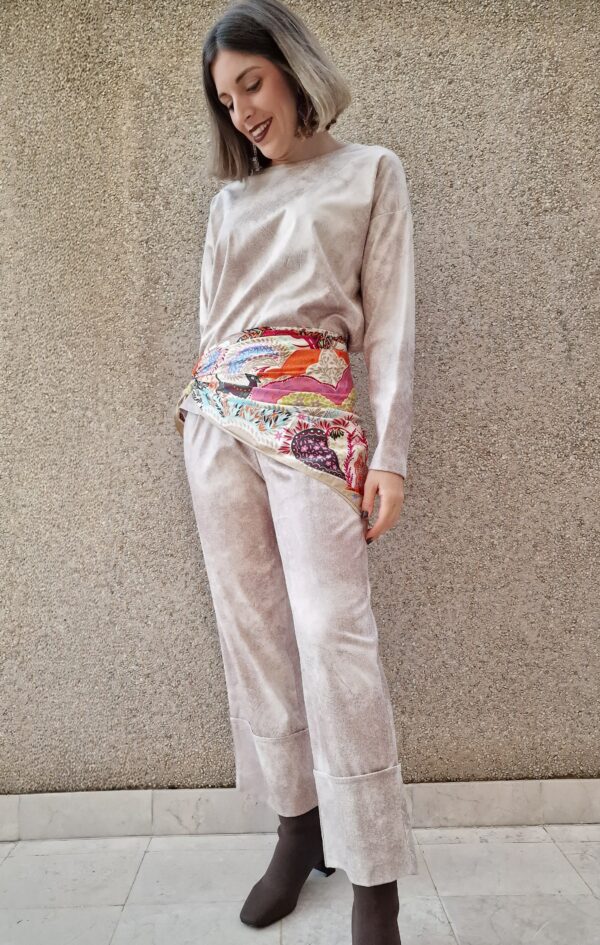 Conjunto suéter y pantalón ancho bajo vuelta polipiel beige