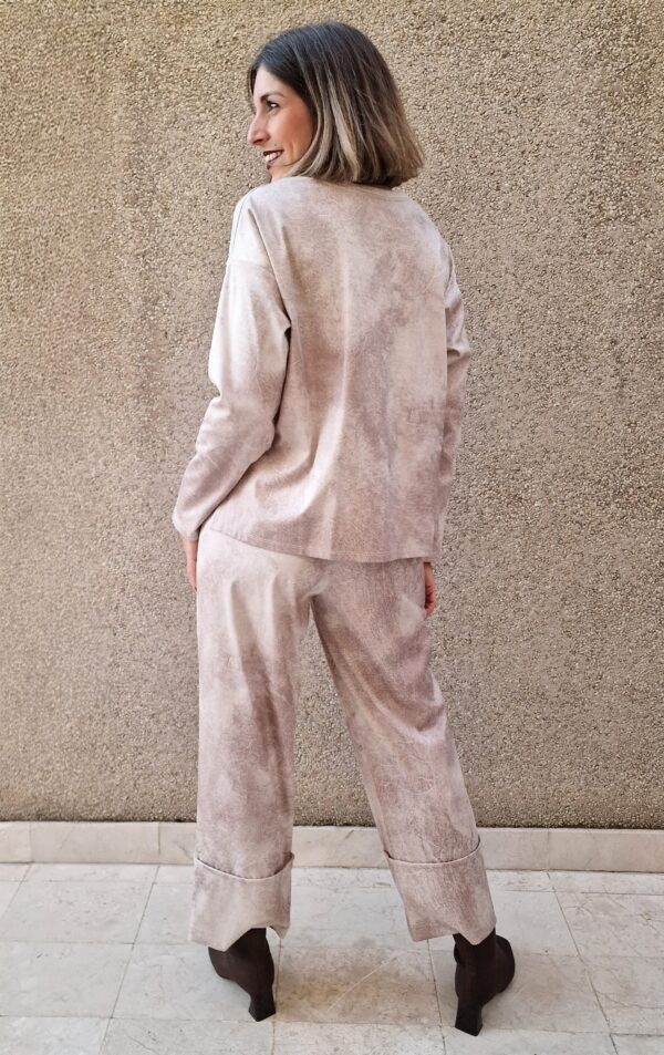 Conjunto suéter y pantalón ancho bajo vuelta polipiel beige - Imagen 4