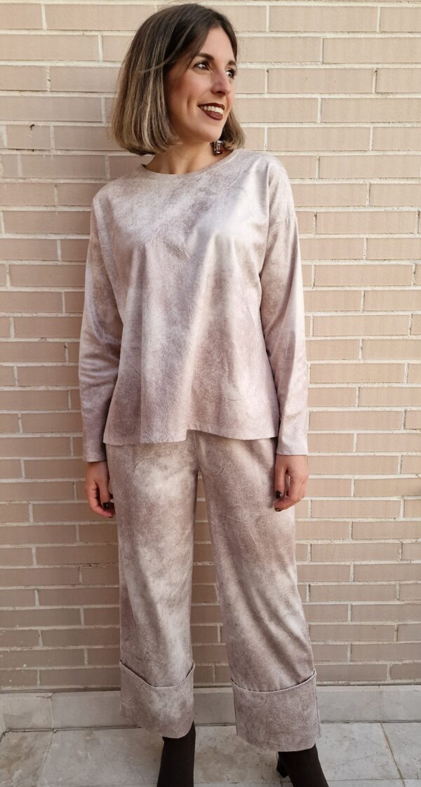 Conjunto suéter y pantalón ancho bajo vuelta polipiel beige - Imagen 2