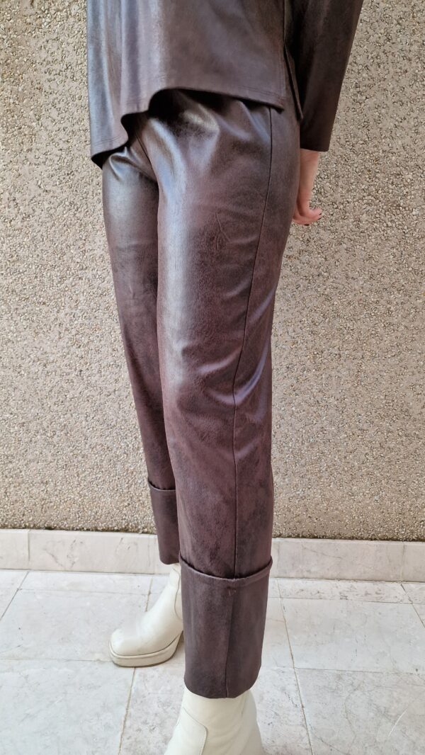 Conjunto suéter y pantalón ancho bajo vuelta polipiel marrón - Imagen 5
