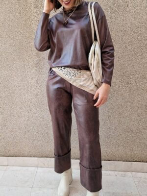 Conjunto suéter y pantalón ancho bajo vuelta polipiel marrón