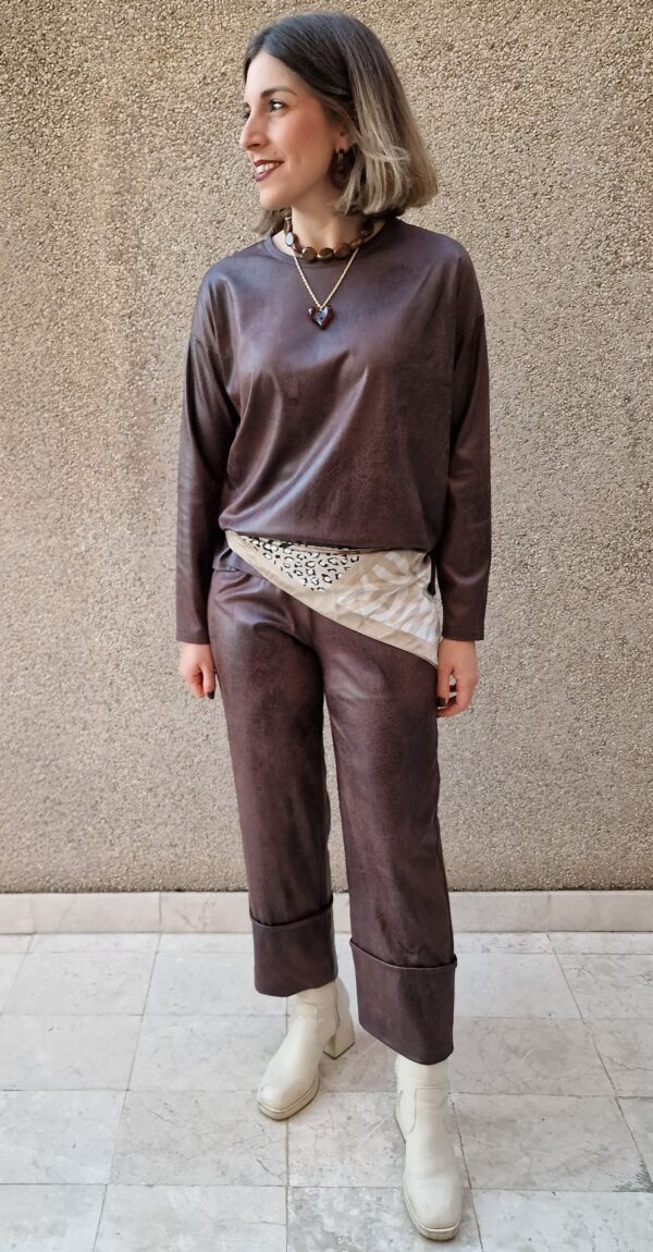 Conjunto suéter y pantalón ancho bajo vuelta polipiel marrón - Imagen 2