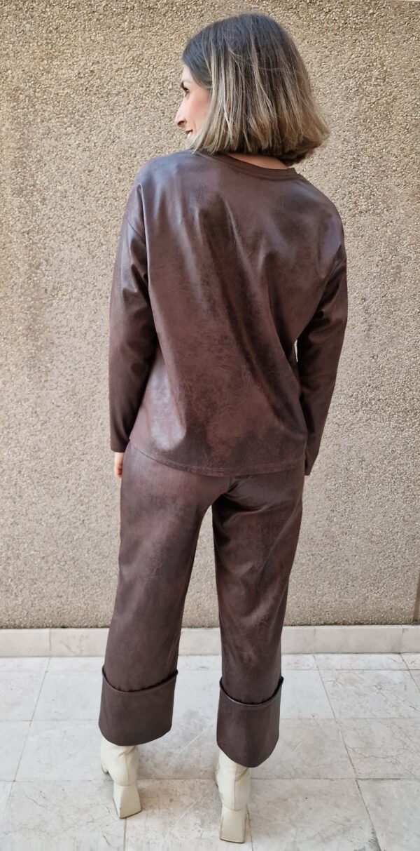 Conjunto suéter y pantalón ancho bajo vuelta polipiel marrón - Imagen 7