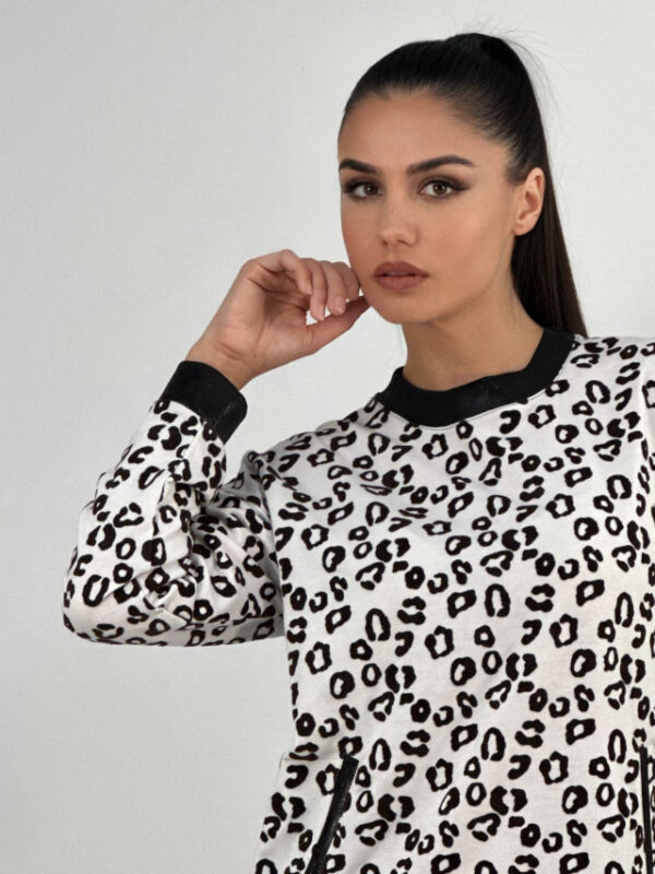 Camiseta animal print blanco y negro cuello y puños polipiel - Imagen 3