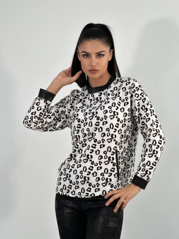 Camiseta animal print blanco y negro cuello y puños polipiel - Imagen 2