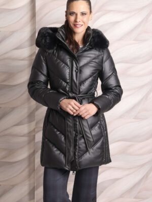 Chaquetón enguatado con capucha y cinturón negro