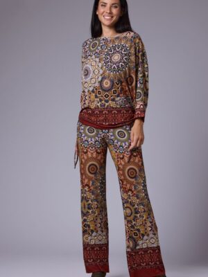 Conjunto blusa y pantalón estampado étnico marrón