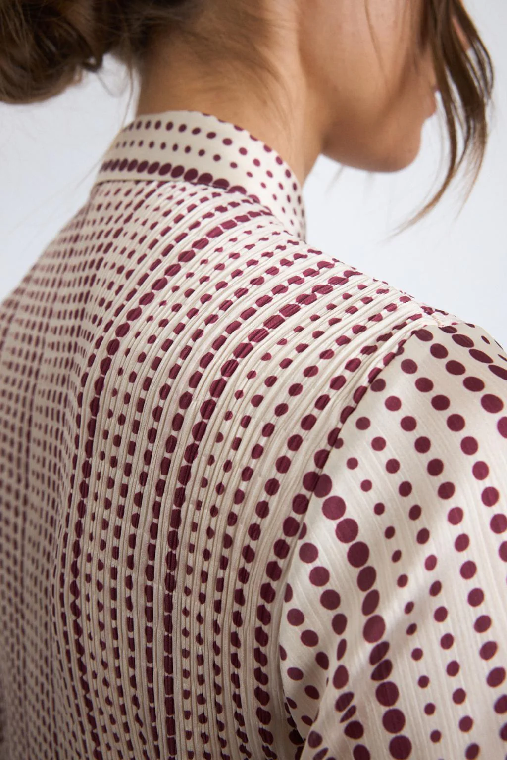 Camisa tejido plisado topos burdeos y beige - Imagen 4