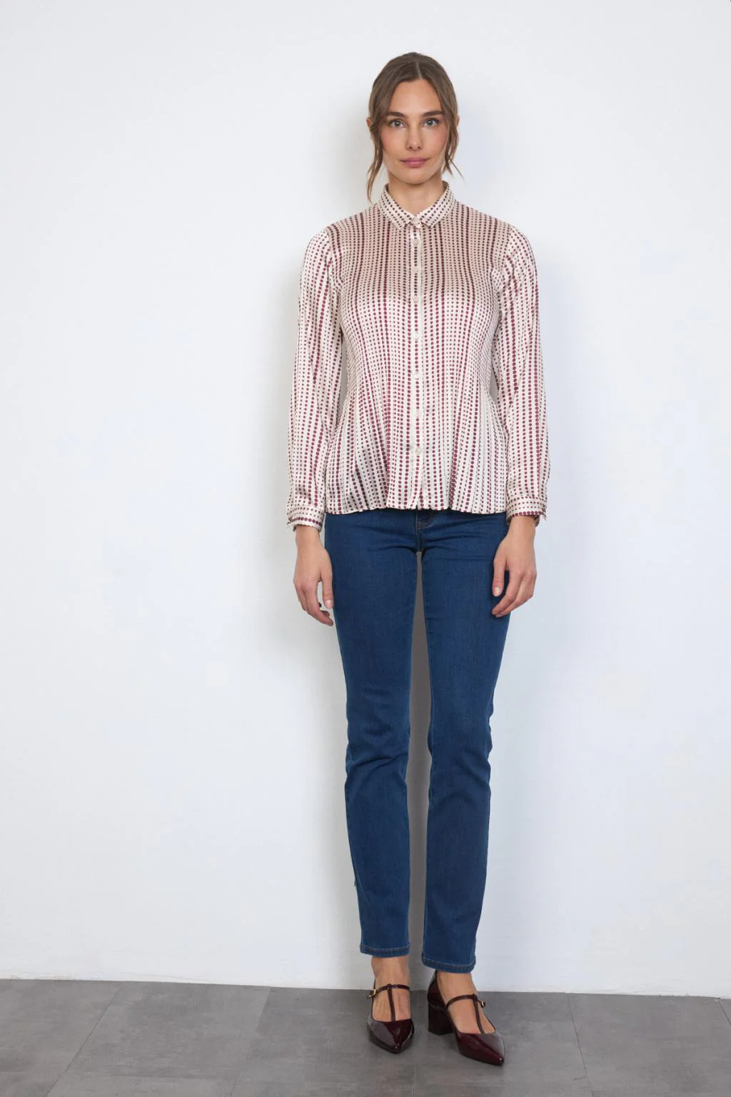 Camisa tejido plisado topos burdeos y beige - Imagen 3