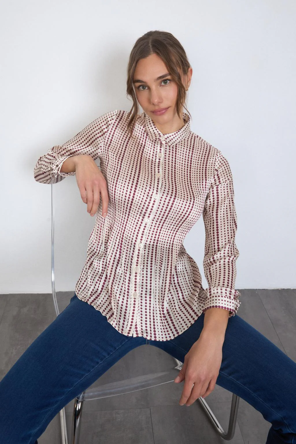 Camisa tejido plisado topos burdeos y beige - Imagen 2