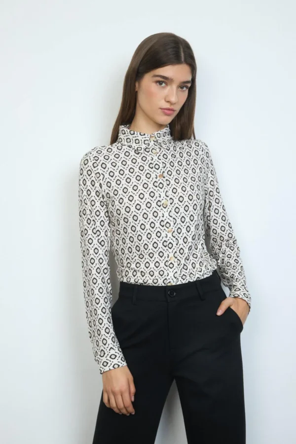 Camisa estampado rombos beige y negro - Imagen 4