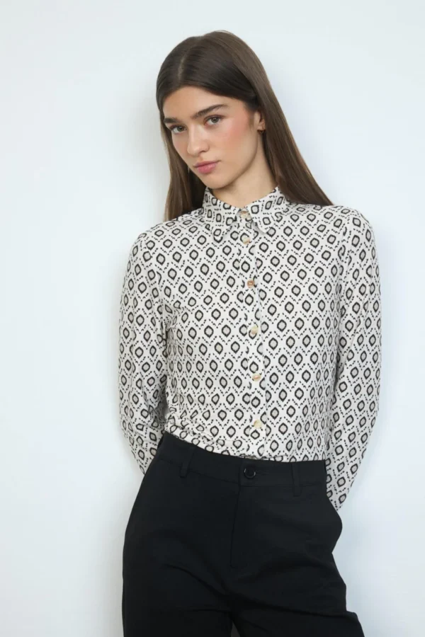 Camisa estampado rombos beige y negro