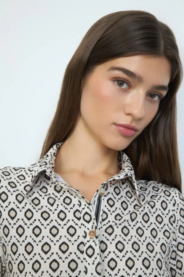 Camisa estampado rombos beige y negro - Imagen 2