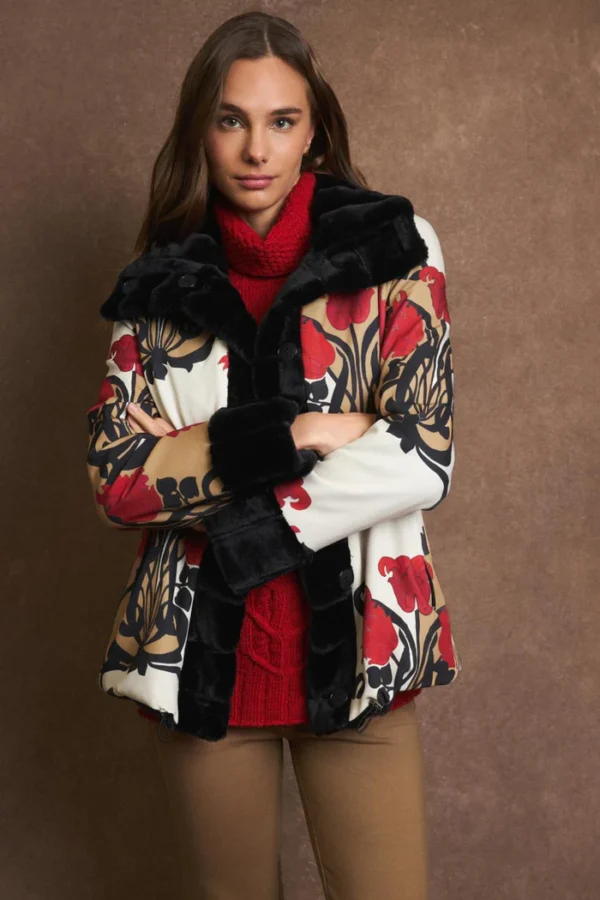 Abrigo reversible estampado floral rojo y camel y pelo negro