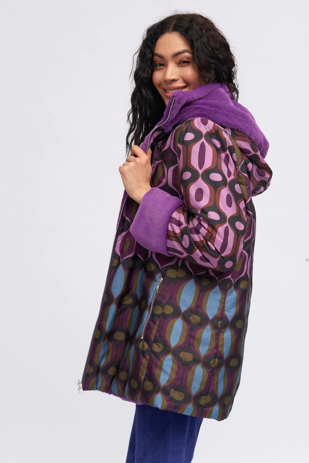 Abrigo reversible morado estampado con pelo