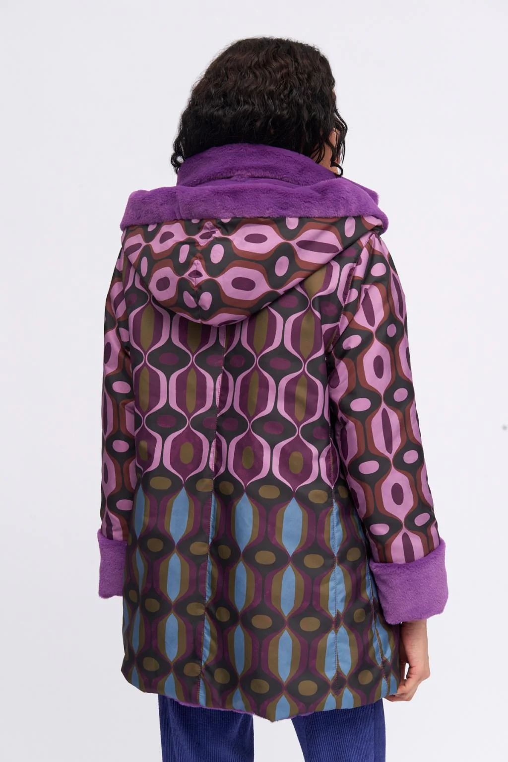 Abrigo reversible morado estampado con pelo - Imagen 5