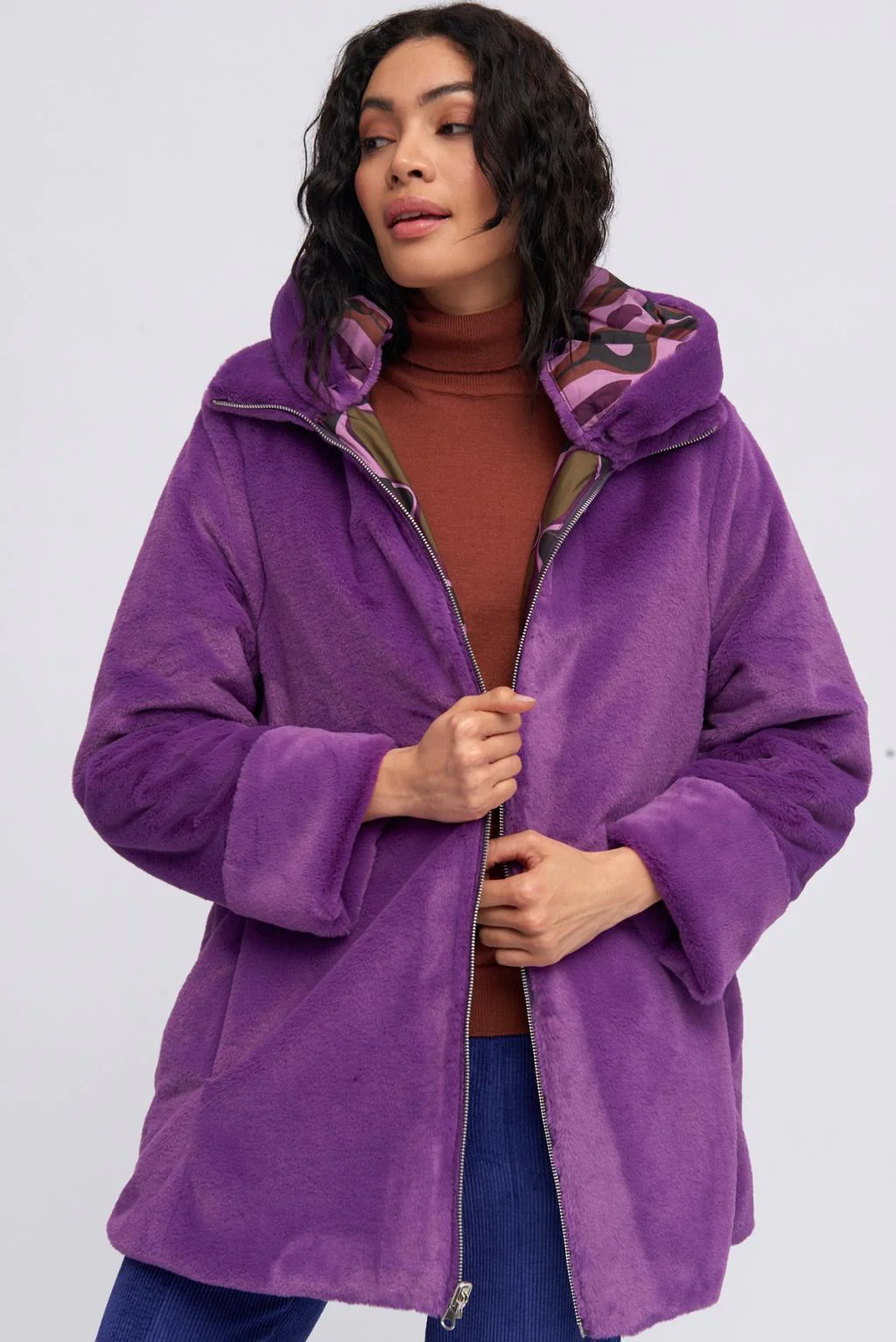 Abrigo reversible morado estampado con pelo - Imagen 3