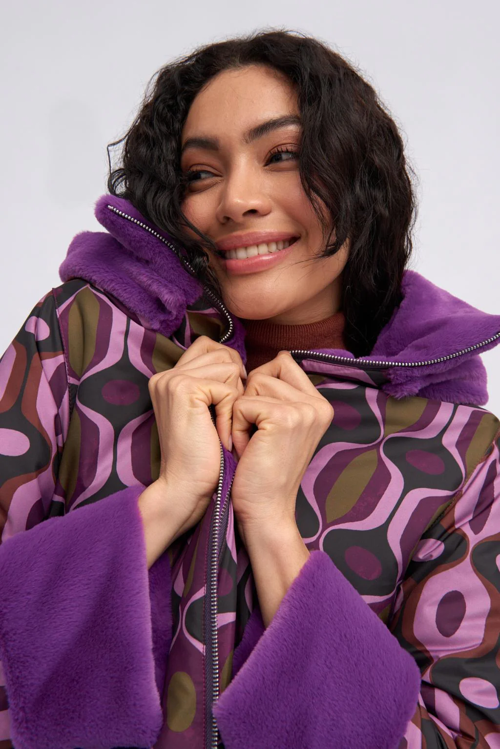 Abrigo reversible morado estampado con pelo - Imagen 4