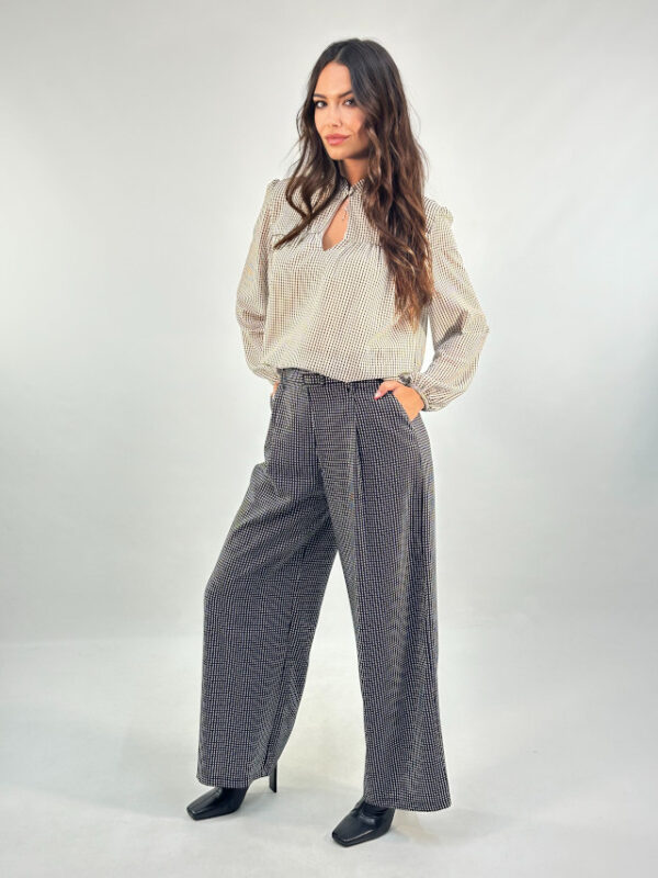 Pantalón fluido estampado mini rombos negro y blanco - Imagen 2