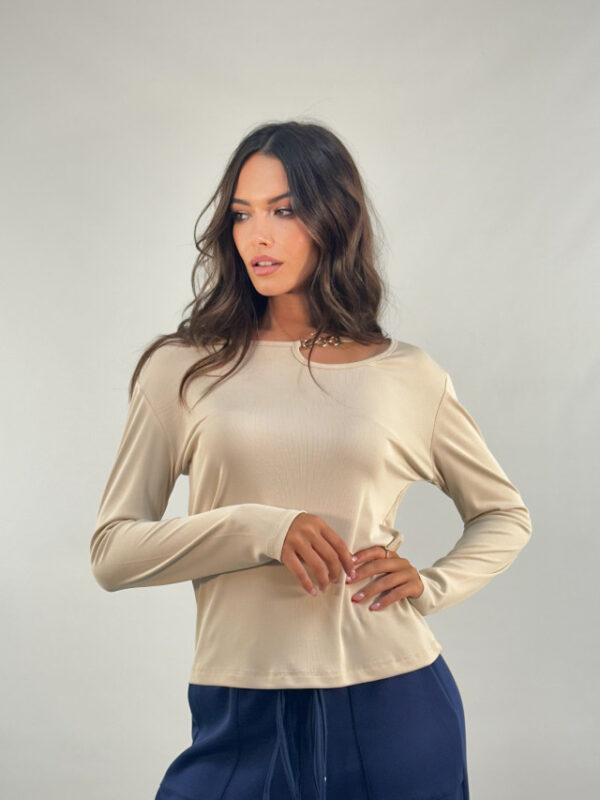 Camiseta detalle cadena y abertura cuello - Imagen 2