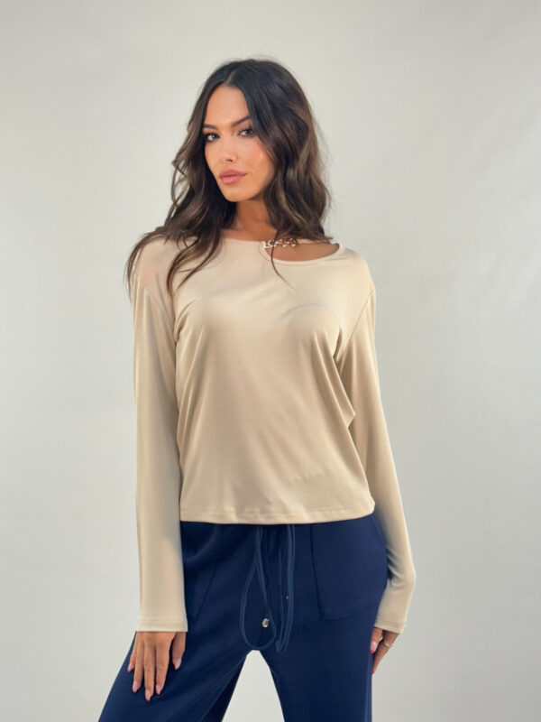 Camiseta detalle cadena y abertura cuello - Imagen 3