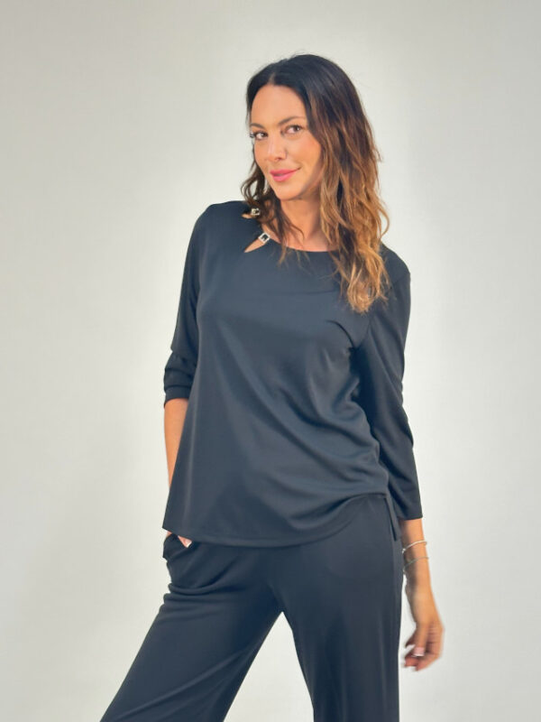 Camiseta detalle abalorios y aberturas cuello marrón - Imagen 2