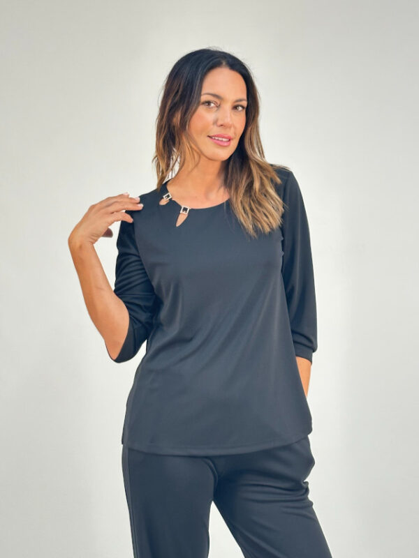 Camiseta detalle abalorios y aberturas cuello marrón - Imagen 3