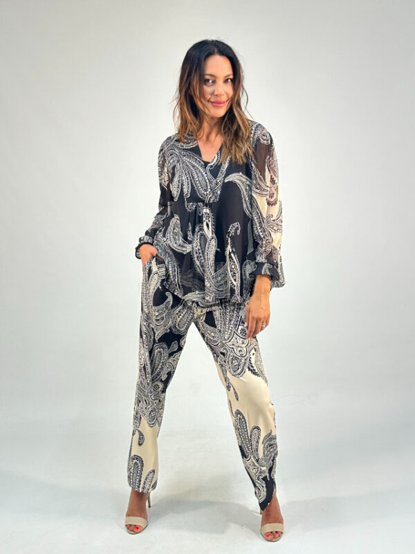 Conjunto blusa y pantalón cachemir negro y beige - Imagen 2