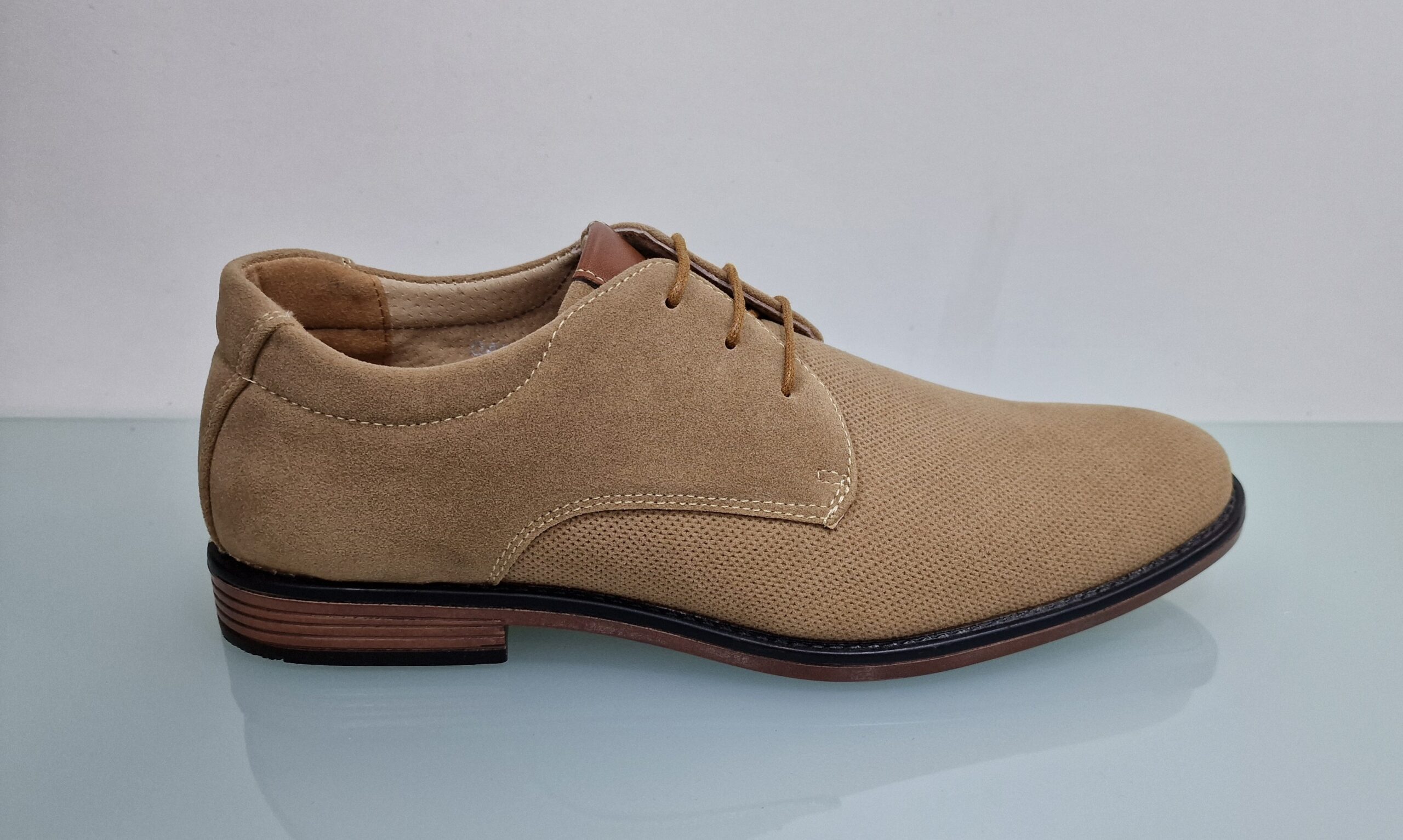 Zapato sport perforado beige