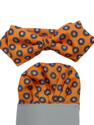 Pajarita naranja círculos azules