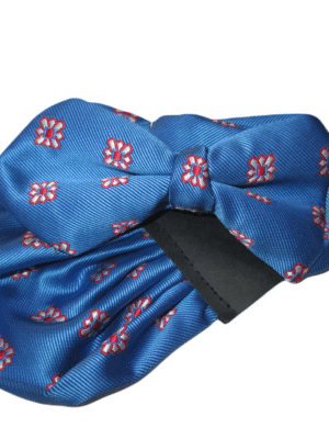 Pajarita azul tinta flores rojas