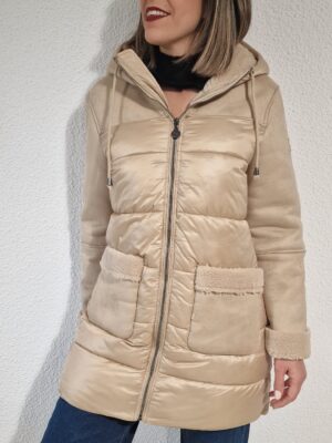 Chaquetón combinado ante y enguatado con capucha tres cuartos beige