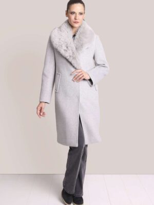 Abrigo paño tres cuartos con cuello de pelo