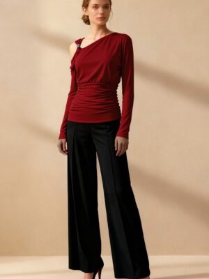 Blusa asimétrica detalle abalorio hombro