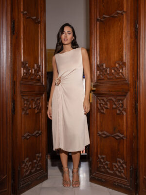 Vestido fruncido con flor cintura fucsia