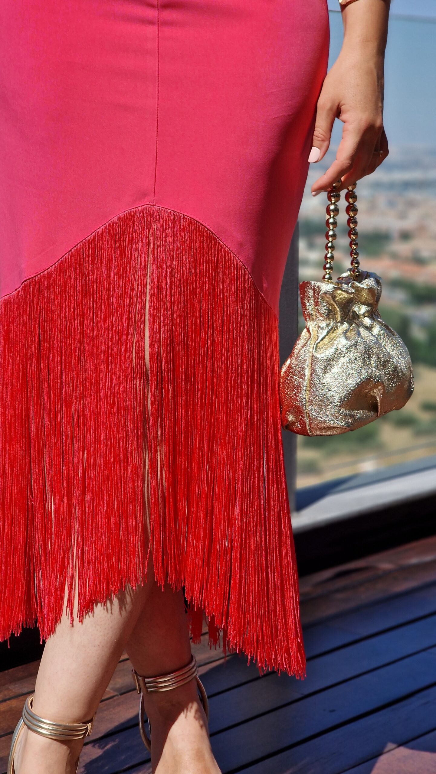 Vestido flecos detalle dorado escote fresa - Imagen 4