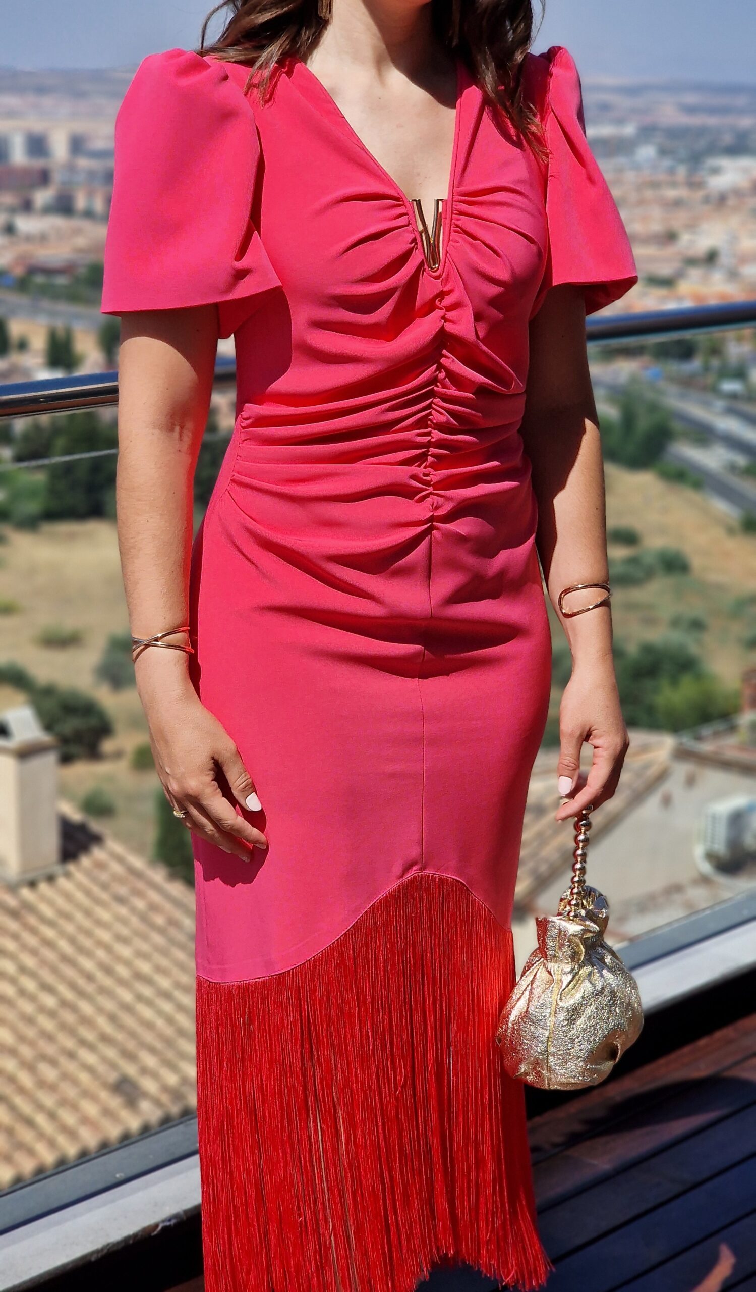 Vestido flecos detalle dorado escote fresa - Imagen 2