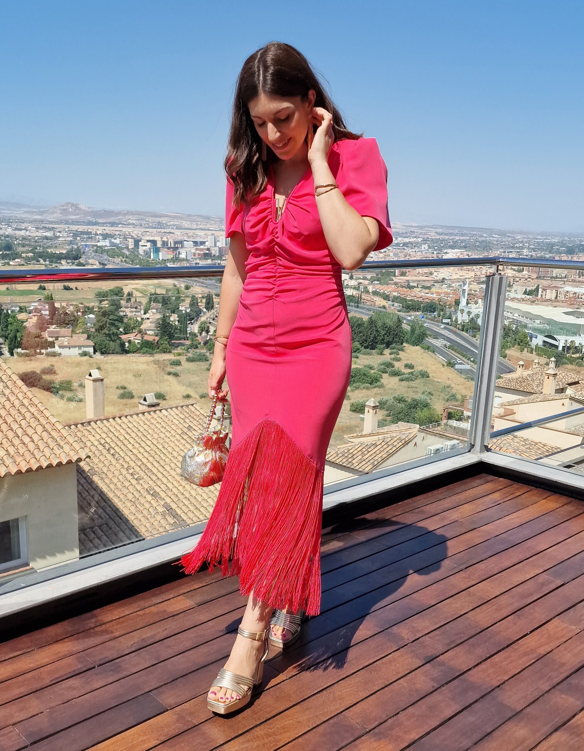 Vestido flecos detalle dorado escote fresa - Imagen 3