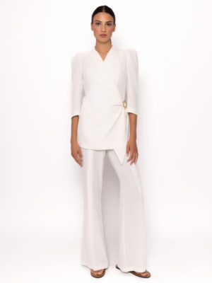 Conjunto chaqueta detalle broche dorado y pantalón blanco