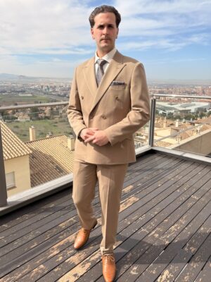 Traje cruzado entallado