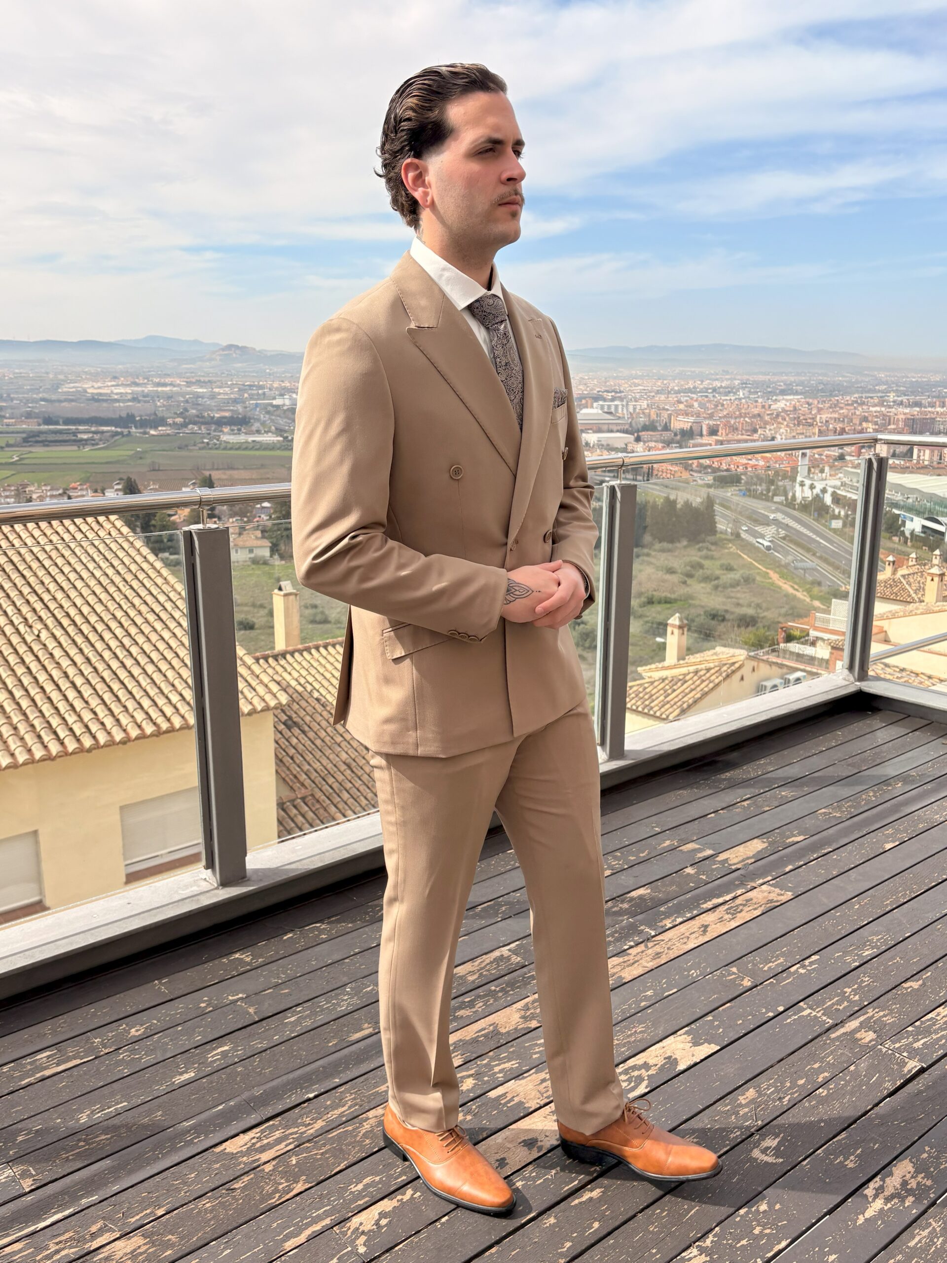 Traje cruzado entallado - Imagen 3