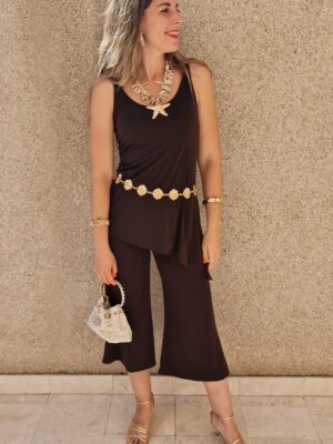 Conjunto top asimétrico y pantalón marrón chocolate