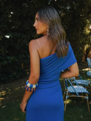 Vestido escote asimétrico tipo banda midi azulón