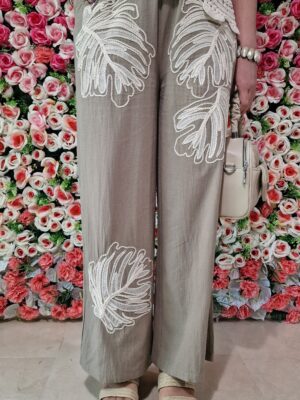 Pantalón efecto lino detalle hojas relieve kaki