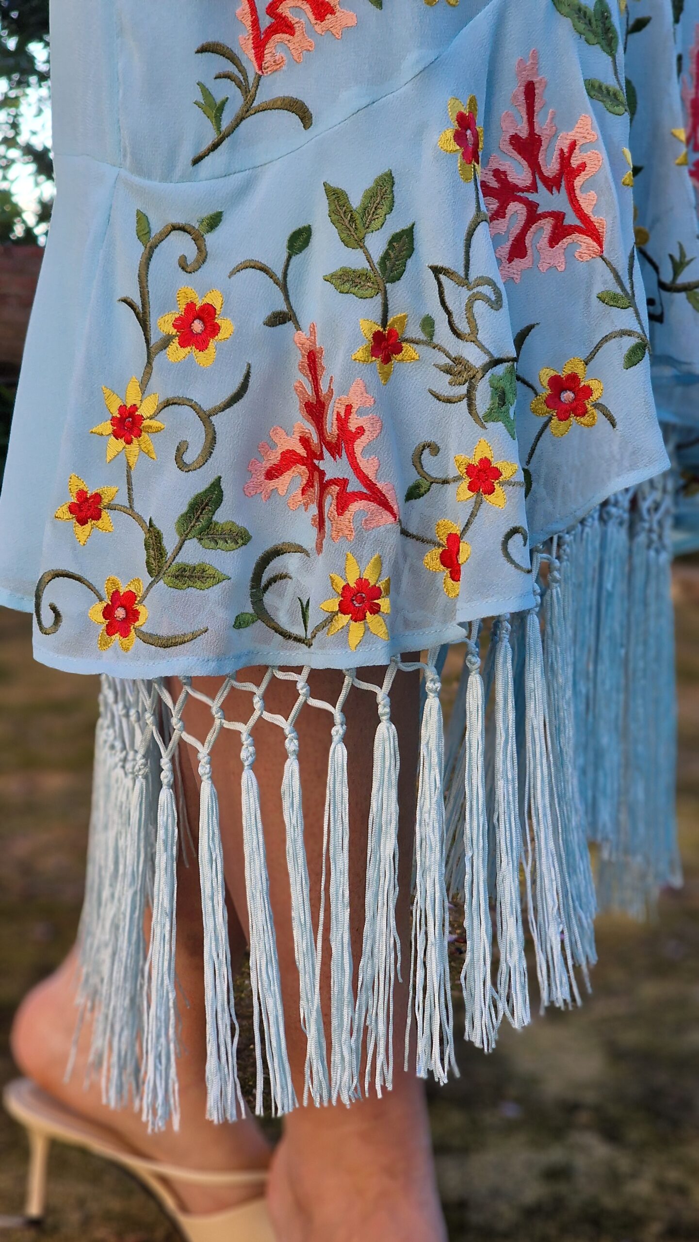 Vestido bordados mantón de manila tirantes celeste - Imagen 5