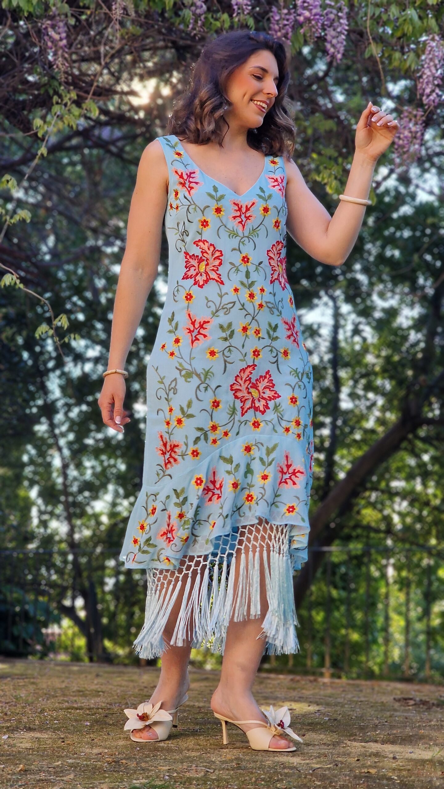 Vestido bordados mantón de manila tirantes celeste