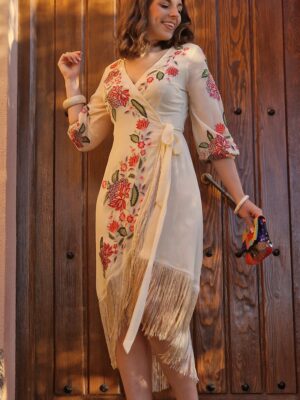 Vestido bordados mantón de manila cruzado beige