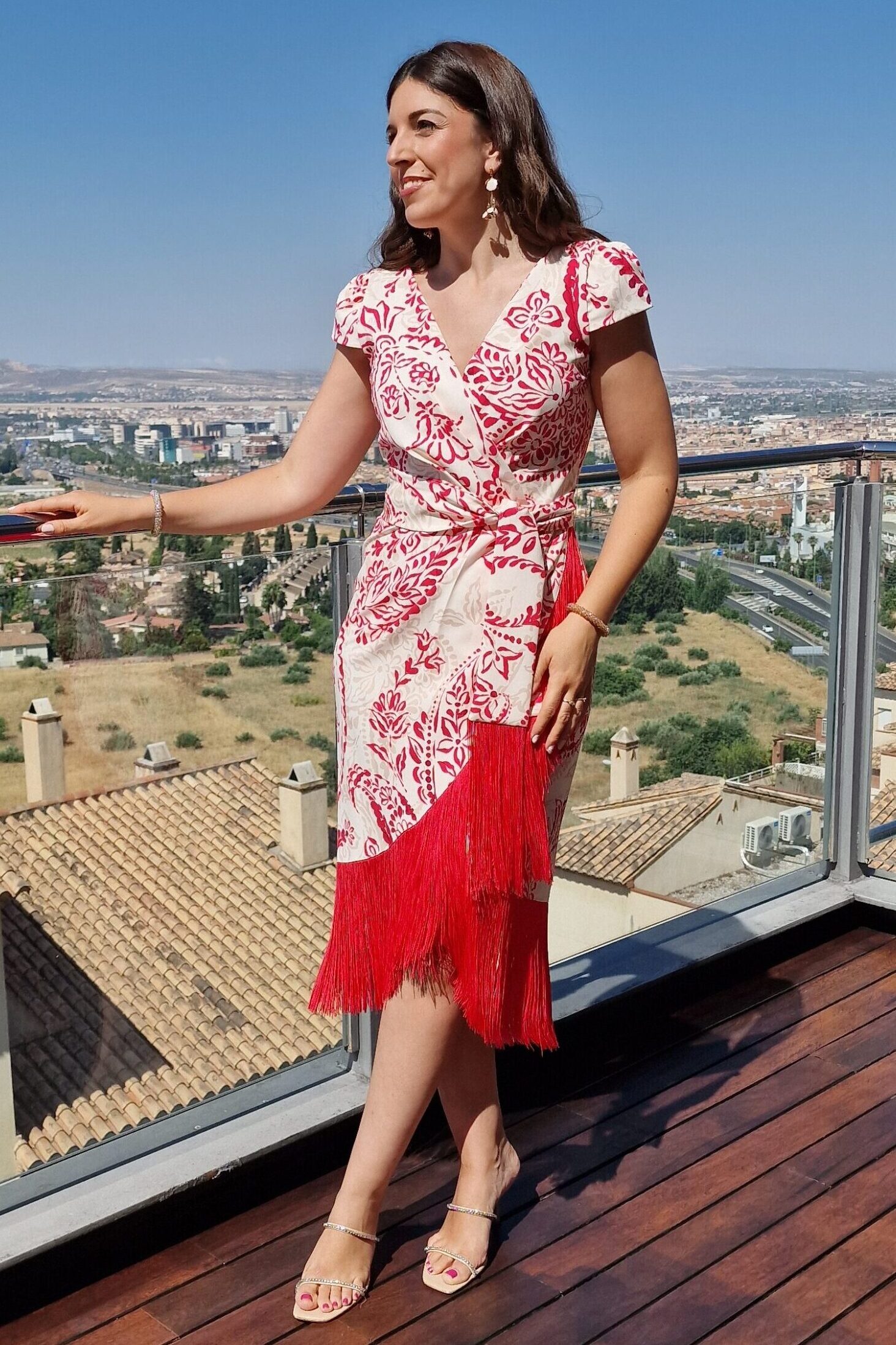 Vestido cruzado bajo flecos manga corta estampado