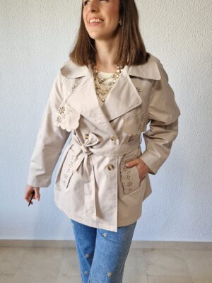 Cortavientos detalle bordados beige