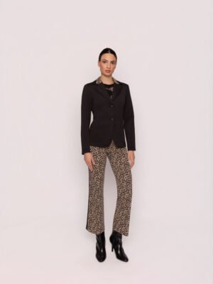 Traje negro con animal print